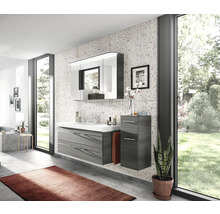 Salle de bains moderne avec lavabo, armoire de toilette et armoire latérale aspect bois