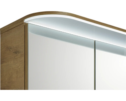 Détail d''un miroir de salle de bains avec cadre en bois et éclairage