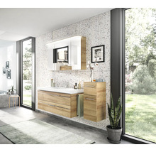 Modernes Badezimmer mit Waschtischunterschrank, Spiegelschrank und Hochschrank in Holzoptik