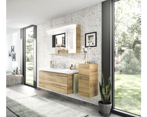 Salle de bain moderne avec meuble sous-lavabo, armoire de toilette et armoire haute en aspect bois
