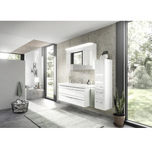 Salle de bains moderne avec meuble-lavabo blanc, armoire de toilette et armoire haute devant une grande fenêtre
