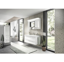 Salle de bains lumineuse avec meuble-lavabo blanc, armoire de toilette et armoire haute pour une ambiance moderne.