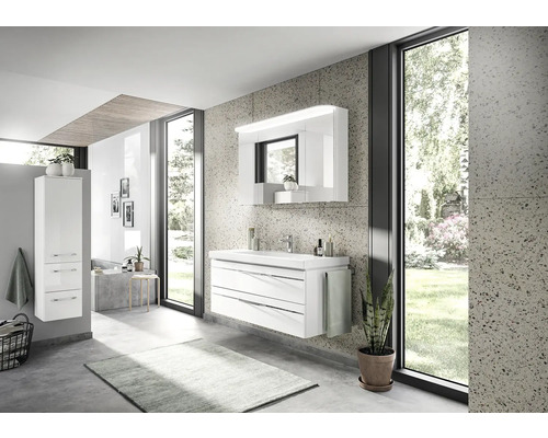 Salle de bains lumineuse avec meuble-lavabo blanc, armoire de toilette et armoire haute pour une ambiance moderne.