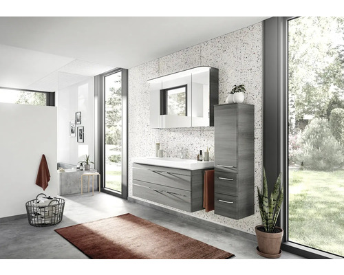 Modernes Badezimmer mit Waschtisch, Spiegelschrank und Hochschrank in Holzoptik sowie großem Fenster für Tageslicht