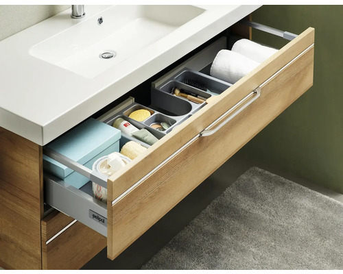Badezimmerwaschtisch mit offenem Schubladensystem zur Aufbewahrung von Badutensilien