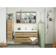 Helles Badezimmer mit Holz Waschbeckenunterschrank, Spiegelschrank, Hochschrank und Dusche