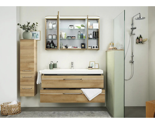 Helles Badezimmer mit Holz Waschbeckenunterschrank, Spiegelschrank, Hochschrank und Dusche