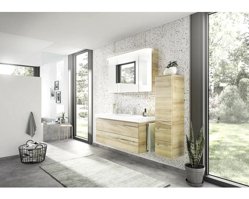 Badezimmer mit Waschtisch, Spiegelschrank und Hochschrank in Holzoptik