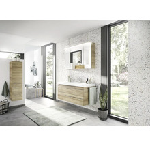 Helles Badezimmer mit Waschtisch, Spiegelschrank und Hochschrank in Holzoptik