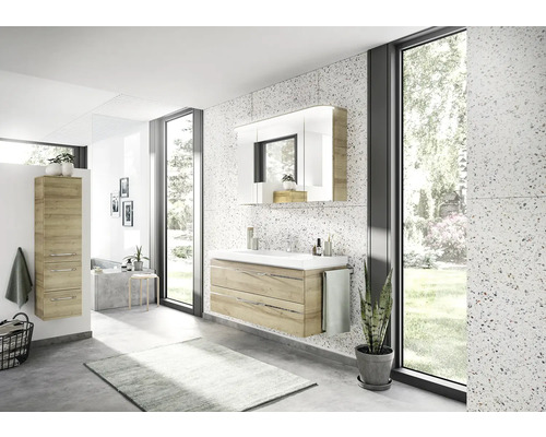 Helles Badezimmer mit Waschtisch, Spiegelschrank und Hochschrank in Holzoptik