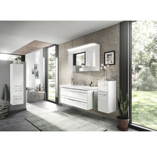 Salle de bains lumineuse avec lavabo, miroir, armoire et fenêtre