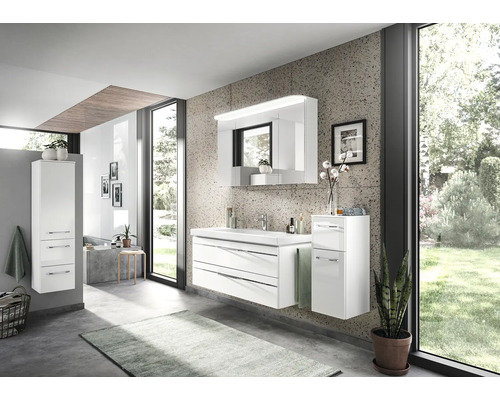Salle de bains lumineuse avec lavabo, miroir, armoire et fenêtre