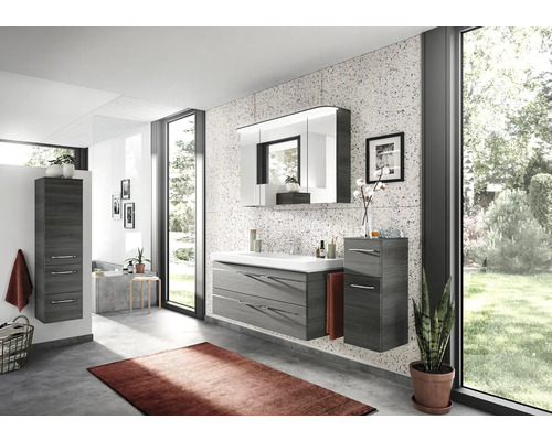 Salle de bains moderne avec lavabo, armoire de toilette et armoires hautes aspect bois.