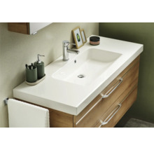 Combinaison de lavabo avec vasque à poser, robinetterie, distributeur de savon, gobelet à brosses à dents et serviette