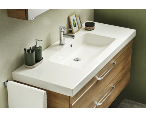 Combinaison de lavabo avec vasque à poser, robinetterie, distributeur de savon, gobelet à brosses à dents et serviette