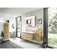 Salle de bain lumineuse avec meubles en bois, meuble sous-lavabo, armoire de toilette et armoire haute pour une ambiance moderne