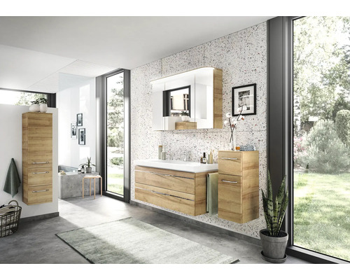 Salle de bain lumineuse avec meubles en bois, meuble sous-lavabo, armoire de toilette et armoire haute pour une ambiance moderne