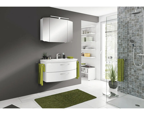 Modernes Badezimmer mit Waschtisch, Spiegelschrank und Dusche