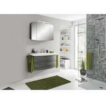 Modernes Badezimmer mit Waschbeckenunterschrank, Spiegelschrank, Dusche und Regalen