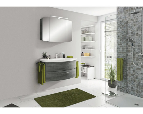 Modernes Badezimmer mit Waschbeckenunterschrank, Spiegelschrank, Dusche und Regalen