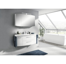 Salle de bain moderne avec meuble-lavabo, armoire de toilette à miroir, baignoire et grande fenêtre pour une ambiance lumineuse