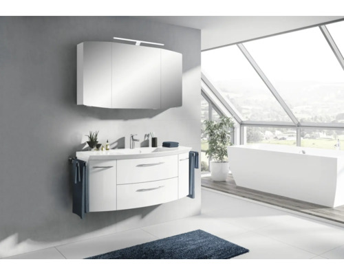 Salle de bain moderne avec meuble-lavabo, armoire de toilette à miroir, baignoire et grande fenêtre pour une ambiance lumineuse