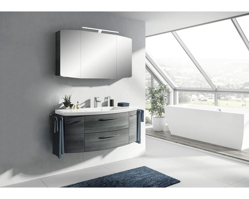 Salle de bains avec meuble-lavabo, armoire de toilette et baignoire devant une grande fenêtre