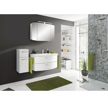 Salle de bain lumineuse avec meuble sous-lavabo, armoire de toilette, armoire haute et douche
