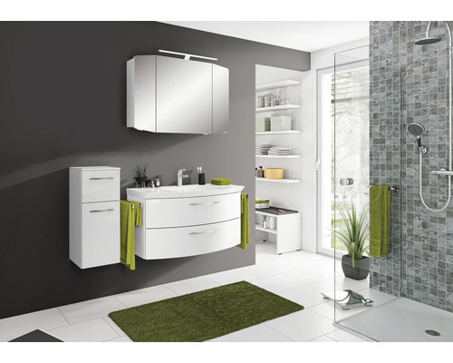 Salle de bain lumineuse avec meuble sous-lavabo, armoire de toilette, armoire haute et douche