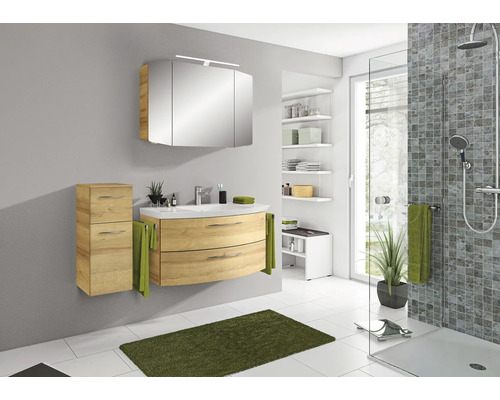 Helles Badezimmer mit Waschtisch, Spiegelschrank, Seitenschrank und Dusche