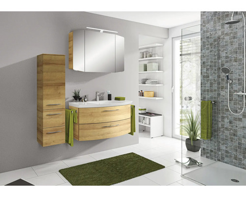 Salle de bains avec meuble-lavabo, armoire de toilette, armoire haute et douche