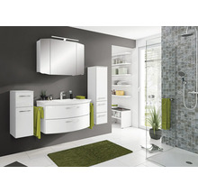 Salle de bains moderne avec lavabo, armoire de toilette, armoire haute et douche