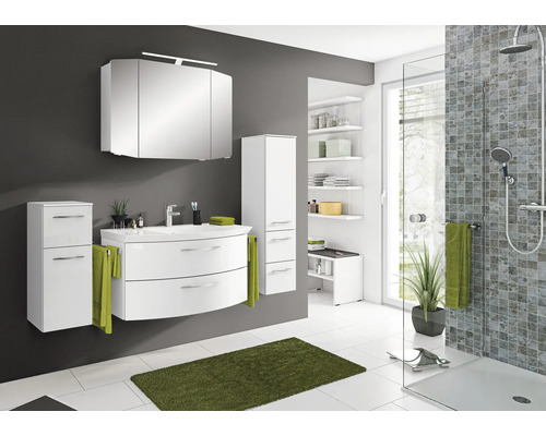 Salle de bains moderne avec lavabo, armoire de toilette, armoire haute et douche