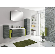 Salle de bain moderne avec lavabo, armoire de toilette et douche
