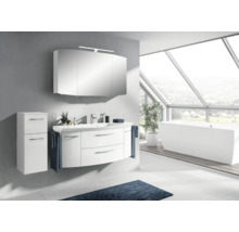Salle de bain lumineuse avec ensemble de meubles de salle de bain comprenant un meuble sous-lavabo, une armoire de toilette et une armoire latérale
