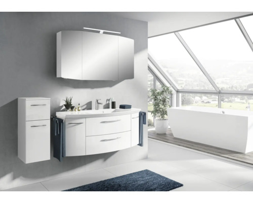 Salle de bain lumineuse avec ensemble de meubles de salle de bain comprenant un meuble sous-lavabo, une armoire de toilette et une armoire latérale