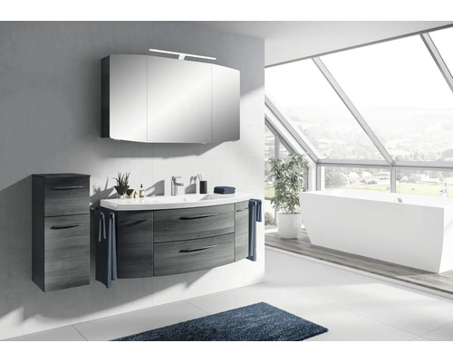 Salle de bains avec meuble-lavabo, armoire de toilette, armoire suspendue et baignoire devant une baie vitrée