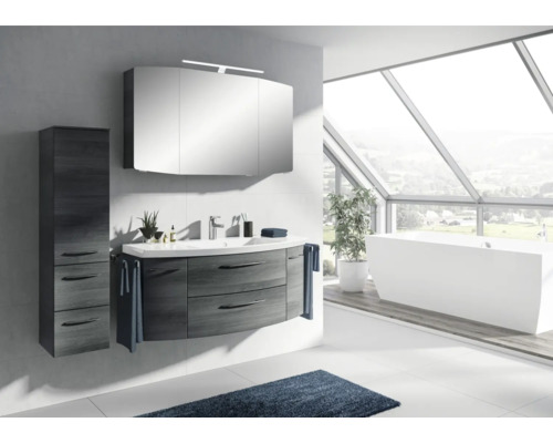 Modernes Badezimmer mit Waschtischunterschrank, Spiegelschrank und Hochschrank