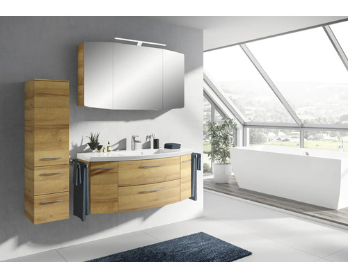 Salle de bains moderne avec meuble sous-lavabo, armoire de toilette et armoire haute aspect bois, baignoire sous une grande fenêtre.