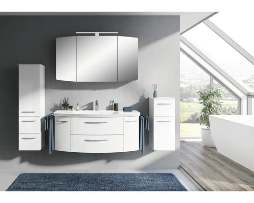 Salle de bains moderne avec meuble-lavabo blanc, armoire de toilette à miroir et armoire haute devant un mur gris