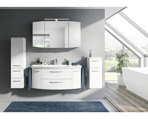 Salle de bain moderne avec lavabo, armoire de toilette et éléments de rangement en blanc.