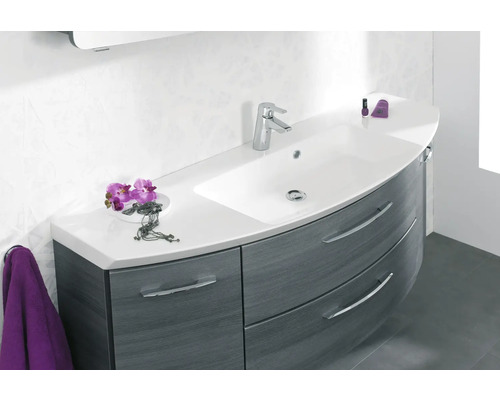 Waschtisch mit Waschbecken, Armatur und Unterschrank im Badezimmer