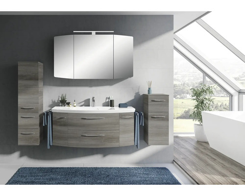 Modernes Badezimmer mit Waschtisch, Spiegelschrank und Hochschrank