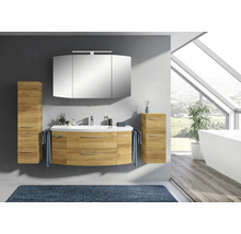 Salle de bains avec meuble-lavabo, armoire de toilette et armoire haute aspect bois