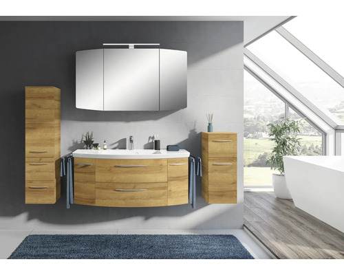 Salle de bains avec meuble-lavabo, armoire de toilette et armoire haute aspect bois