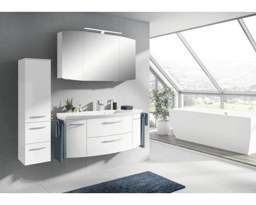 Salle de bains moderne avec meubles blancs, armoire de toilette, meuble sous-lavabo et armoire haute