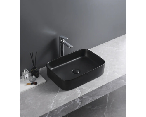 Aufsatzwaschbecken in rechteckiger Form mit Armatur auf einer Arbeitsplatte