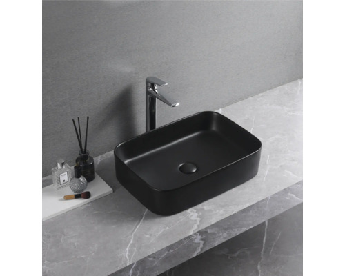 Rechteckiges Aufsatzwaschbecken aus Keramik mit Armatur auf Waschtisch