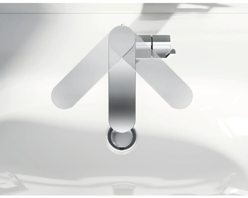 Aufnahme von oben eines Waschbeckens mit einem modernen, silberfarbenen Wasserhahn