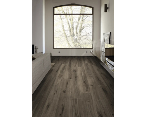 Salon lumineux avec fenêtre, canapé et sol stratifié imitation bois